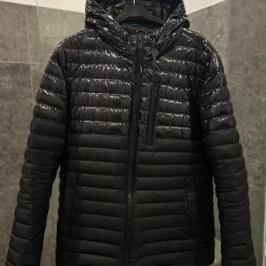 Moose Knuckles jacka  - Skick 10/10. Storlek M, passar även L.  Nypris 4200kr. Mitt pris 2099kr.   Kontakta vid frågor mm!