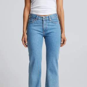 Säljer dessa fina jeans från BikBok då de inte kommer till användning, nästan nyskick (använda 2 gånger), ordinarie pris 699kr jag säljer de för 180kr. De är nästan slutsålda på hemsidan så väldigt populära. Perfekta om man är lite längre, W33 L34.