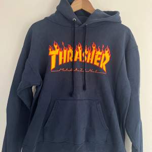 Hoodie från Thrasher i använt skick. Storlek S (34-36)