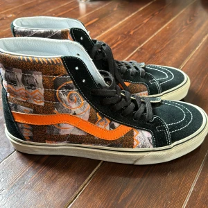 Oanvända Vans, limited edition stl US 9 - Säljer ett par helt oanvända Vans i stl 42 (US 9). Ett unikt par, framtagna av Vans som limited edition och går inte att köpa i butik. 