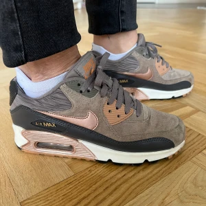 Nike Air Max 90 (dam) - Mycket bra skick, sparsamt använda, strl 37,5. Skinn/mocka Nypris: 1945kr