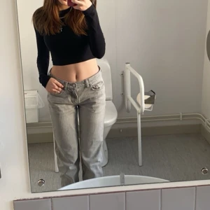 Gina low straight jeans  - Säljer mina gina low straight jeans i grå då dom inte kommer till användning längre! Nypris 499kr🩶