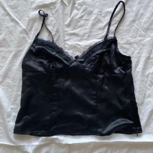 Satinlinne  - satinlinne med spets från hm i superfint skick. Har dragkedja på sidan så jättelätt att sätta på sig🌸💖