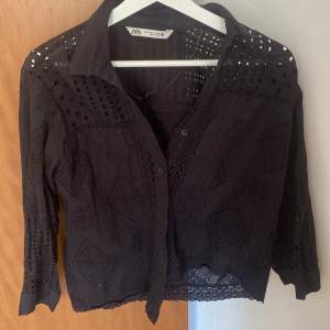 En svart, mönstrad “skjorta” i strl M. Tröjan är från Zara och är i ett mycket bra skick!❤️