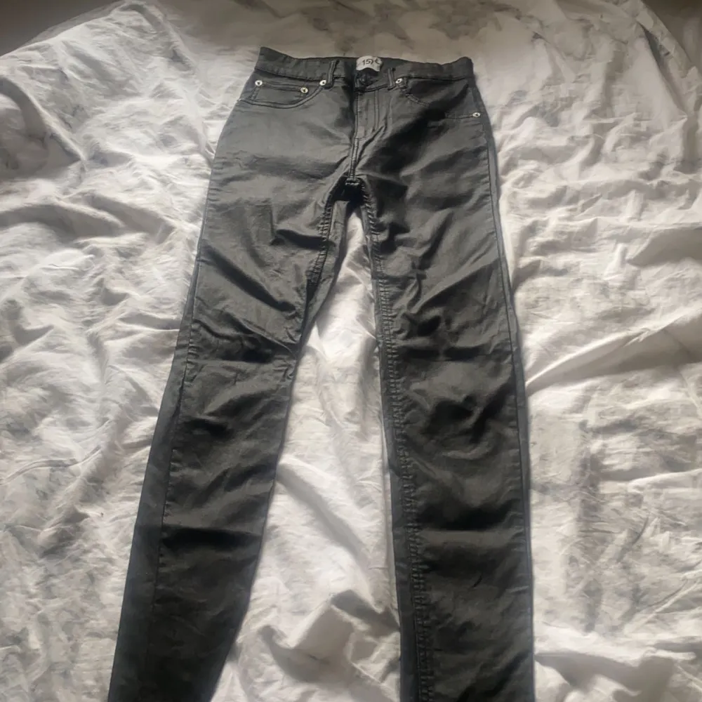 Högmidjade svarta skinny skinnbyxor i strl M ifrån Lager 157. Inte använda så mycket och är i fint skick. Säljer då dem inte kommer till användning längre. Jeans & Byxor.