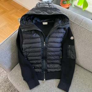 Moncler Cardigan - Säljer en skön cardigan från Moncler. Storlek L, navy.  Hörs i dm. 😊