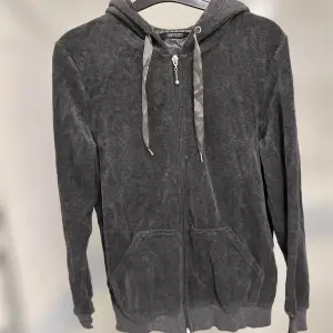 Jättefin grå zip up hoodie från Esmara i storlek M. Skön och tunn och påminner mig lite om Juicy! 