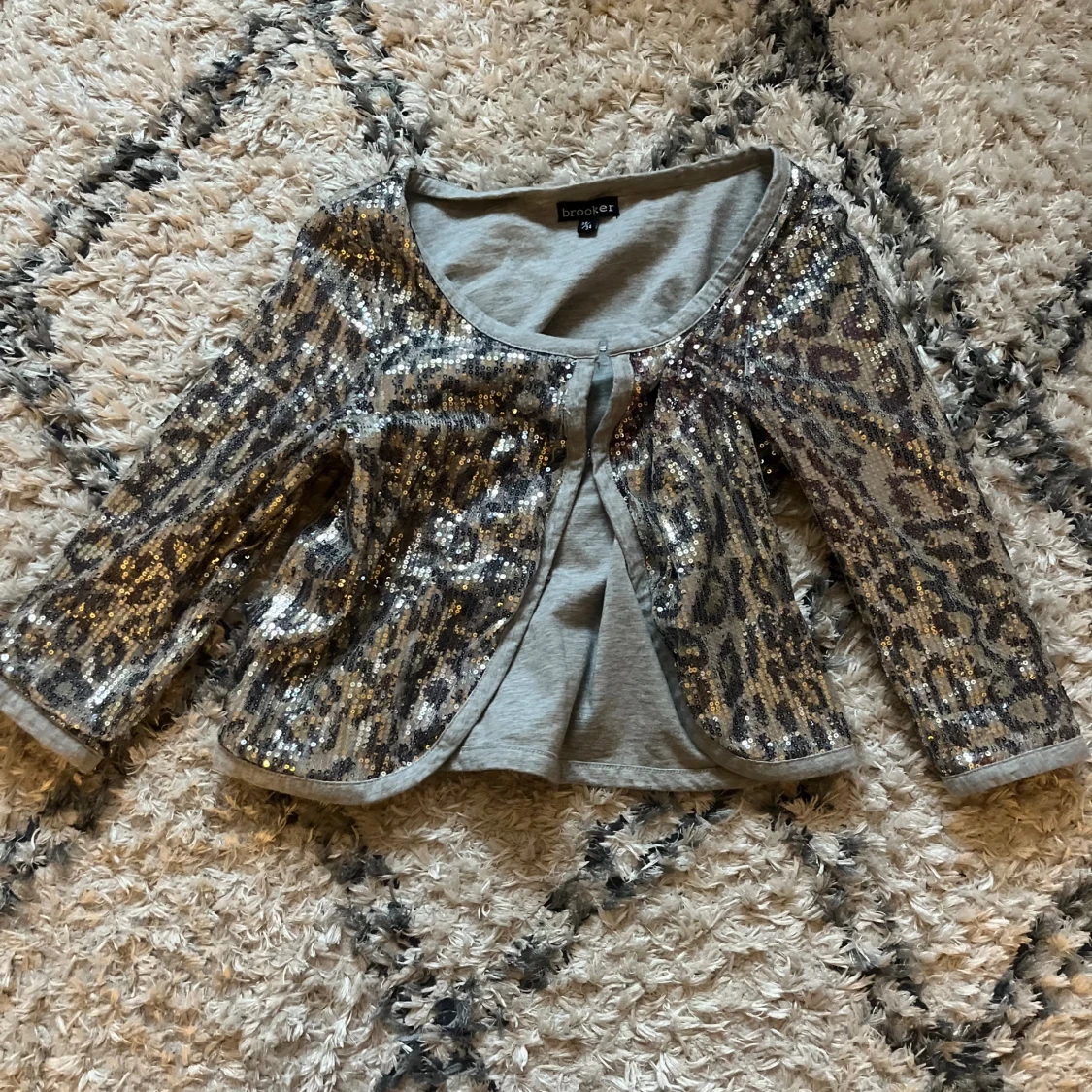 Glittrig trekvartsärmad kofta