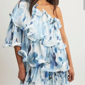 Superfin sommarklänning - Säljer denna superfina slutsålda klänning från LojsanWallins nya kollektion m nakd. Säljer då ja köpte 2 st,  aldrig använd o fof kvar i förpackningen. Storlek 34 men skulle säga att den passar allt från xs-m. Nypris är 799 men buda i kommentarerna!❣️