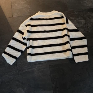 randig stickad tröja💗💗 - storleken är xs, har haft på mig tröjan en gång (den var för stor).