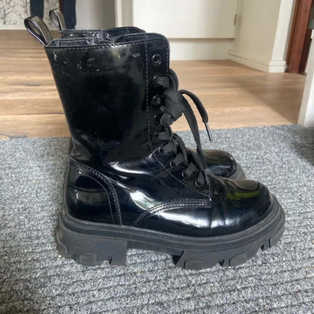 Svarta boots i storlek 38. Dem är lite slitna längst fram men går att måla över 🥰 . Skor.