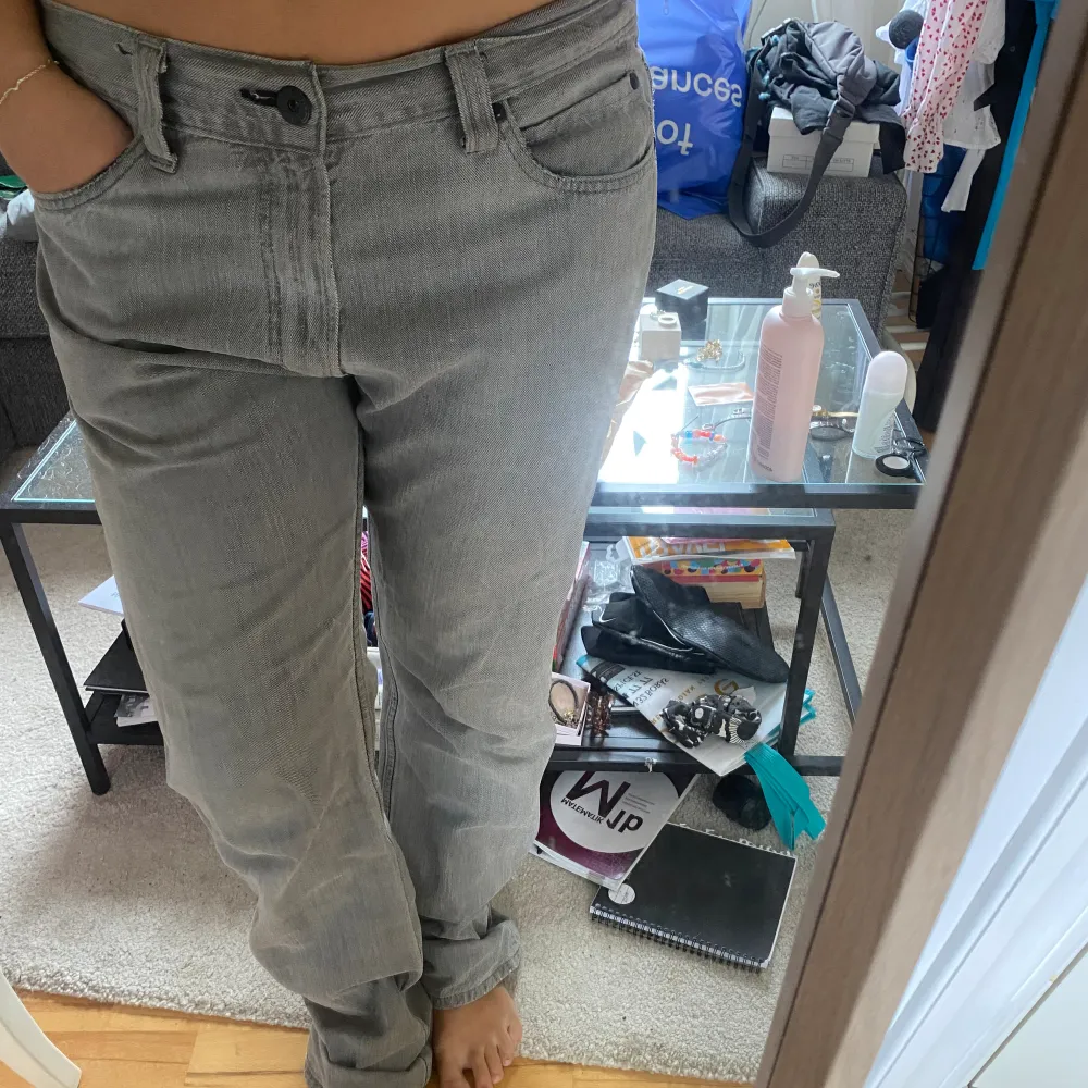 Ett par levi’s jeans i längd 34 och midja runt 32/33 men inte säker. De går över mina hälar på mig som är 1,69. De är köpta på plick och använda så lite skavanker där jeansen tar slut. . Jeans & Byxor.