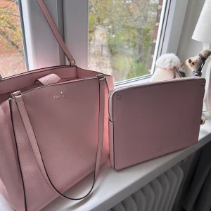 Kate spade väska med datorfodral  - Köpt i Kanada, fåtal gånger använd. Som ny😊