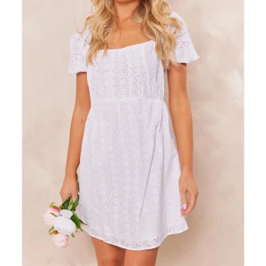 Vit klänning/ studentklänning - Super fin klänning från Pretty Little Thing, perfekt nu till studenten eller sommaren 🎉🌞 Säljer då den var lite förstor för mig, men helt ny med prislapp! Klänningen är i size 8 vilket ungefär motsvarar 38/40 här i Sverige. Skriv vid intresse 🥰