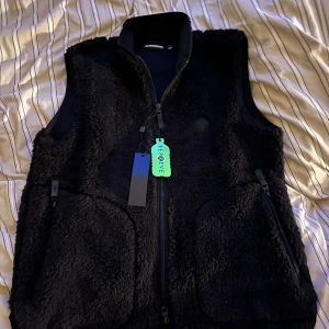 Säljer en riktigt skön J.Lindberg väst som passar perfekt nu till våren - Helt oanvänd säljer den pga för liten för mig. Ny pris är 1200 men kan sälja den för 1000.