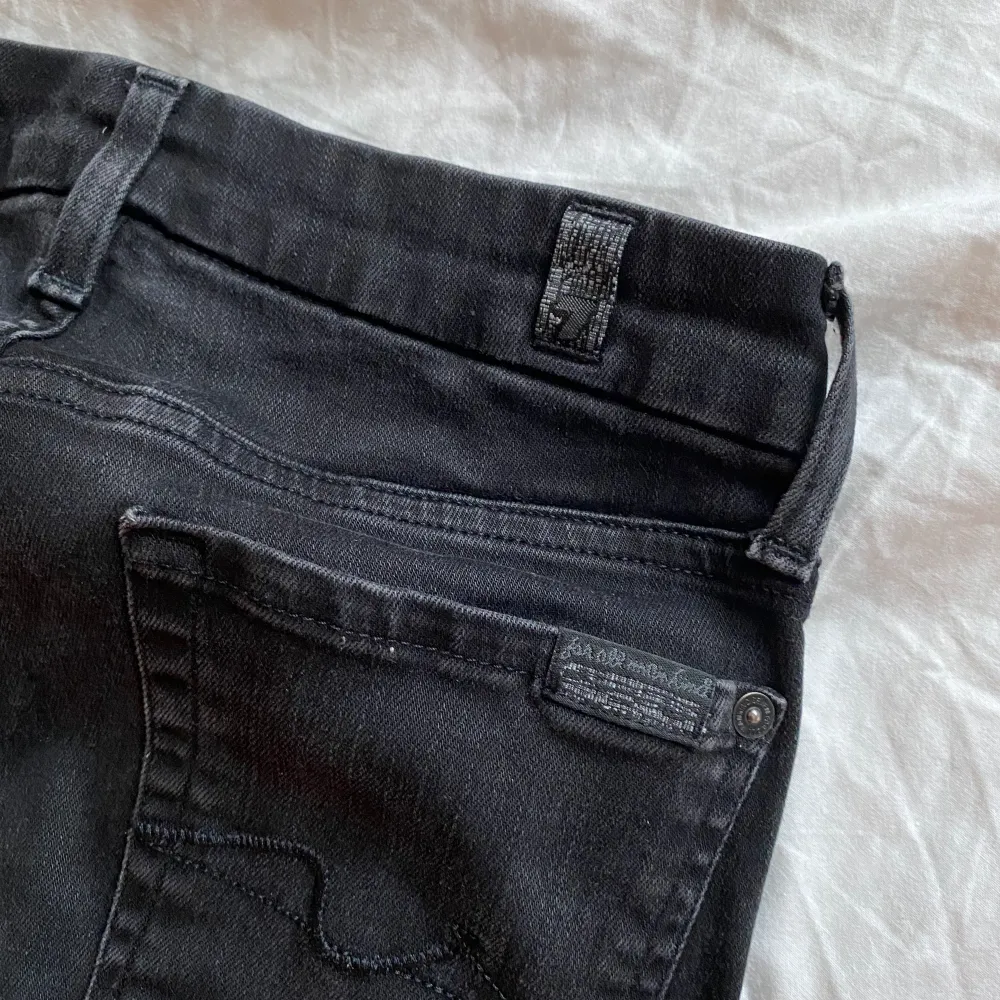 Säljer dessa low rise bootcutjeans från 7 for all mankind. Dyra i inköp! Storlek W25H30 men är slitna vid fötterna därav priset! Kan skicka fler bilder om ni behöver . Jeans & Byxor.