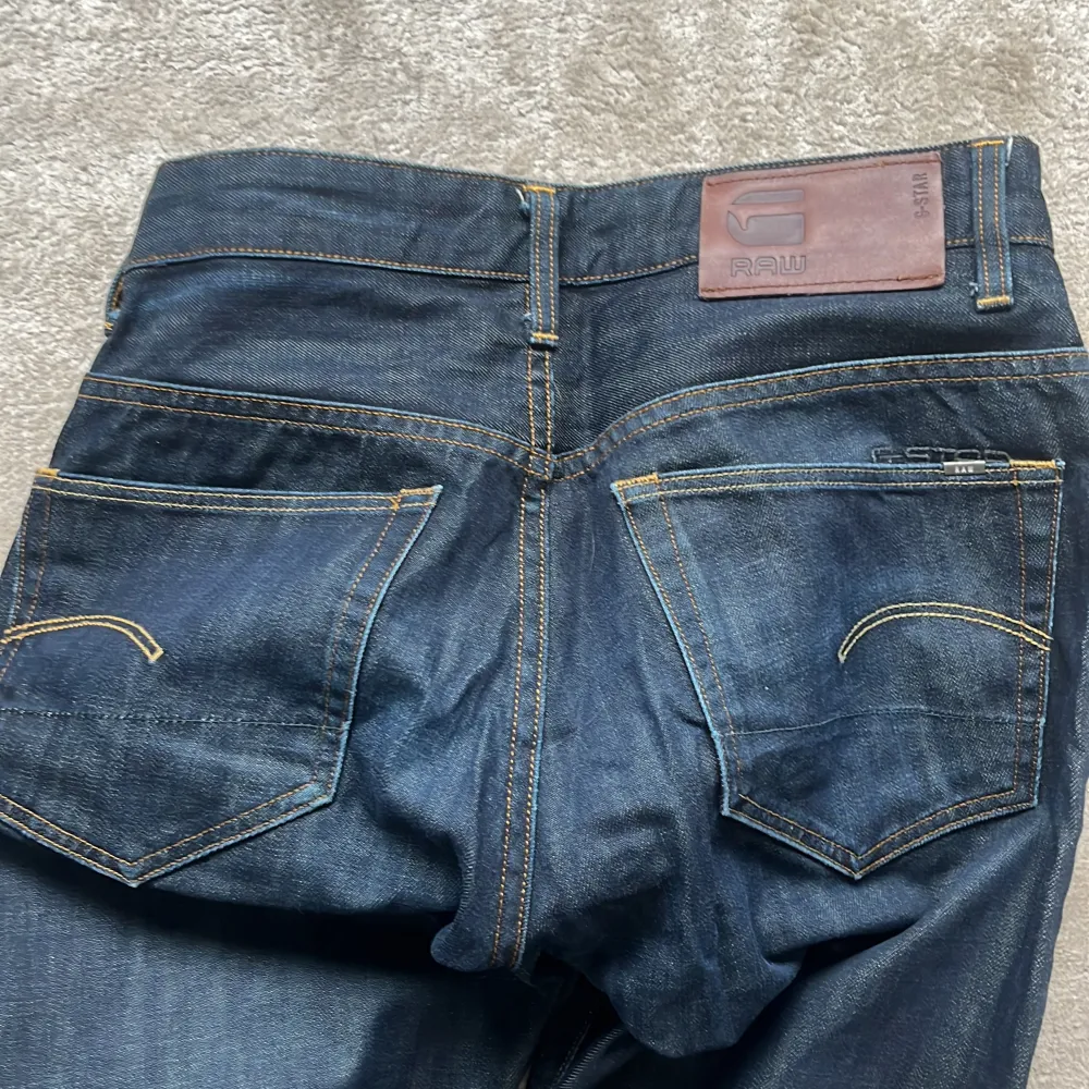 Raw jeans i mörkblå, är i gott skick utan några slitage💕 Jag bär 26/25 i midjan och är 164 lång🕺🏼. Jeans & Byxor.