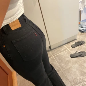 Ribcage jeans levis - Storlek 36.  Använda fåtal gånger. Jag är 174cm lång.