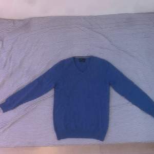En ljusblå 100% Kashmir tröja i storleken S. 9/10 skick. Skriv gärna om ni har några frågor!