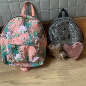 Ryggsäckar  - Säljer små ryggsäckar för 50kr styck dom e bra skick och den glittriga är använd några gånger man kan ändra hur långa banden ska vara och de är perfekt för barn!