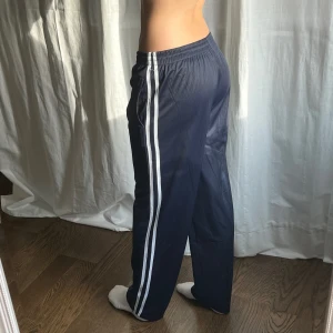 Byxor - Baggy vintage lågmidjade byxor från NY.  Midjemått: 70-90 cm då de är stretchiga och har snöre i midjan. Innerbenslängd: 73 cm. Jag är 176 cm 💕