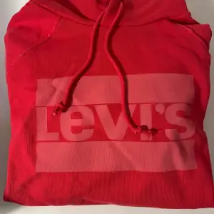 Säljer en röd levis hoodie som är helt ny och inte använd. Storlek XS.