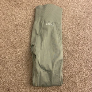 Träningstights  - Mycket bra skick, aldrig använda.  Nya kostade 400