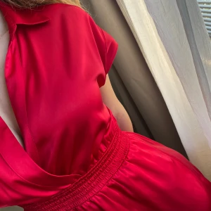 Kort sidenklänning från StockhLM - Klänning med resår i midjan, fint skönt och lätt material. Använd 2 ggr, endast kemtvättad 1 gång, ser ut som helt ny!