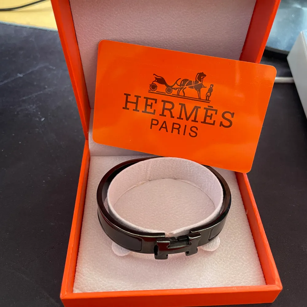 Säljer mitt Hermes armband då jag inte längre vill ha de och är i behov av pengar. De är äkta då jag köpte på plick. Men får man alt påse kortet låda alt. Förutom kvitto då de är begagnad.. Accessoarer.