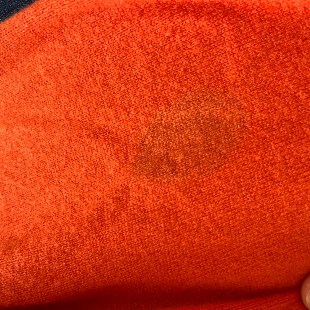 Såå fin och somrig orange färg, 100% cashmere. Nypris ca 2000. Den har några fläckar (se bild 4&5) därav priset🥰 men inte nopprig eller så. Stickat.