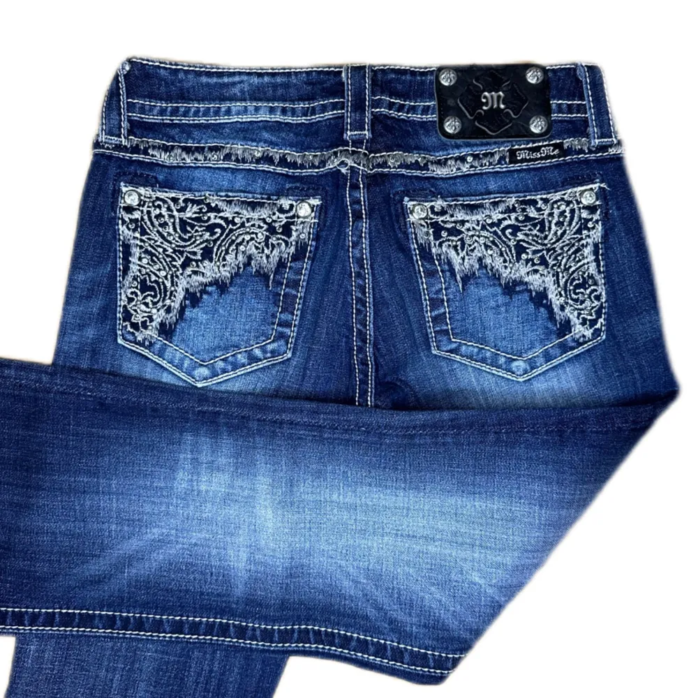 Miss Me jeans i modellen ”JP8014B/boot” midjemåttet rakt över är 39cm. Ytterbenet 106cm och innerbenet 83cm. Jeansen är som helt nya. Kontakta vid intresse!. Jeans & Byxor.