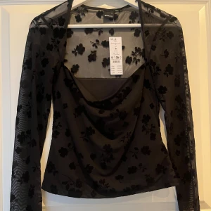 Festtopp - Festlig elegant topp från GinaTricot i storlek S. Toppen är helt oanvänd med prislapp kvar! Nypris är 329 kr,  Priset kan förhandlas 🌸
