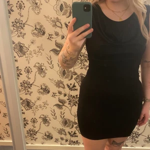 Svart klänning  - Svart klänning som jag fått secondhand, men använt den 1-2 gånger själv. Tycker den är väldigt skön och fin men har bara inte kommit till användning. XS men passar mig som har S-M.