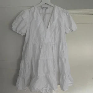 Zara klänning - Säljer denna jätte söta klänning från zara som passar perfekt för skolavslutning eller bara som sommarklänning! Den är i storlek M och är sparsamt använd så den är i gott skick💓 hör gärna av dig vid frågor!