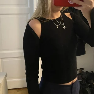 Topp med cutouts - Jättefint skick då den inte kommer till användning :/ 💞 första bilderna är lånade, exakt samma topp fast i mörkgrått