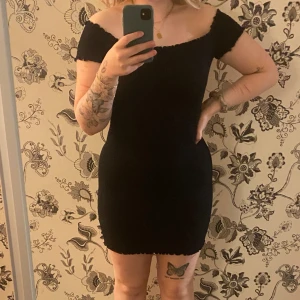 Sommarklänning  - Klänning jag köpt för 2-3 år sedan men har bara använt den några gånger. Tycker om hur den sitter och att den är ganska strechig i tyget