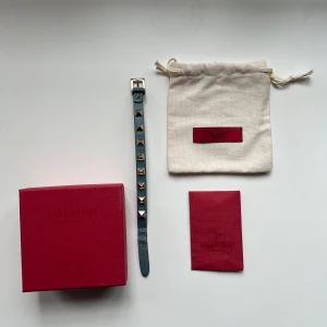 Valentino Garavani läderarmband - Säljer mitt Valentino Garavani läderarmband i bra skick. Nypris 3085 kr💕