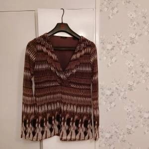 Tunn blus  - Mycket fin,tunn blus. Oanvänd. 