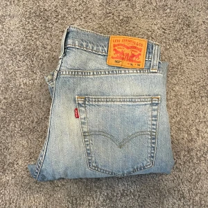 Levis 502 W31/L32 - Snygga ljusa jeans 502 från Levis. 502 är en stilren modell. Byxorna är i bra skick. 