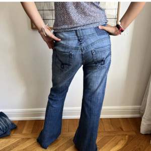 Säljer dessa jeans !! (Lånade bilder av den person jag köpte den av)❤️‍🔥