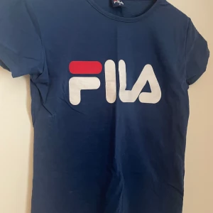 T-shirt  - Fräsch T-shirt som går till både tjej och killar mycket bra skick. 