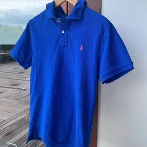 Säljer min Ralph lauren picke i färgen blå! - Passar dem som är runt 175👍