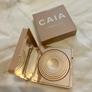 CAIA Highlighter Sydney - Helt ny och oanvänd highlighter i färgen Sydney från CAIA. Beige med ett vackert skimmer!