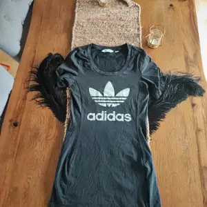 Klänning från Adidas. Finns en liten fläck ( se bild )  