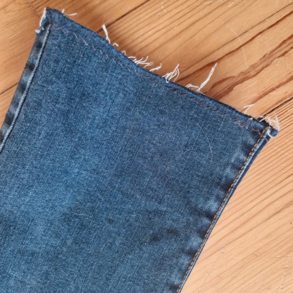 LTB jeans i bra skick, avklippta nertill, innerbenslängd, 79 cm . Jeans & Byxor.