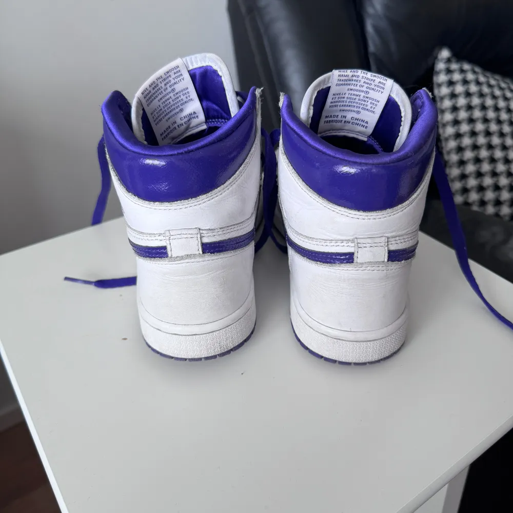 Väl använda Jordans köpta på Zalando, i bra skick, storlek 36,5. Jag har storlek 38 och kan ha de. Något smutsiga och lite creasade men annars i bra skick. Säljer för 250. Skor.