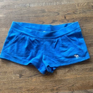 Low rise shorts mini mjukis - Abercrombie & Firch - Low rise shorts i minimimodell  Mjukisshorts  60% bomull 40% polyester 