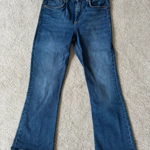 Jeans  - Snygga jeans med kortare och lätt utsvängda ben. 