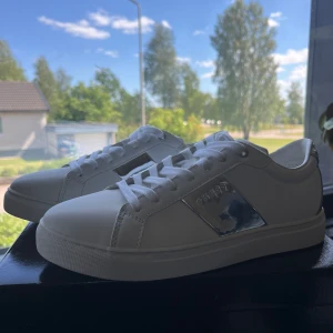 Guess sneakers  - Säljer mina helt nya Guess sneakers. Säljer då de ej passade mig i storlek.   Storlek 37 (stor i skorleken så skulle passa storlek 38) Pris: 650kr