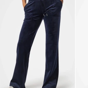 Juicy Couture byxor - Juicy Couture byxor i använt skick men inte några större defekter, i storlek xs och köpta för 1100kr💗